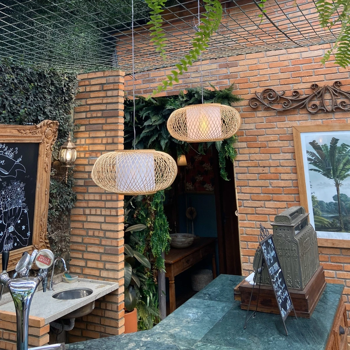 Luminárias de bambu instaladas em um ambiente sofisticado