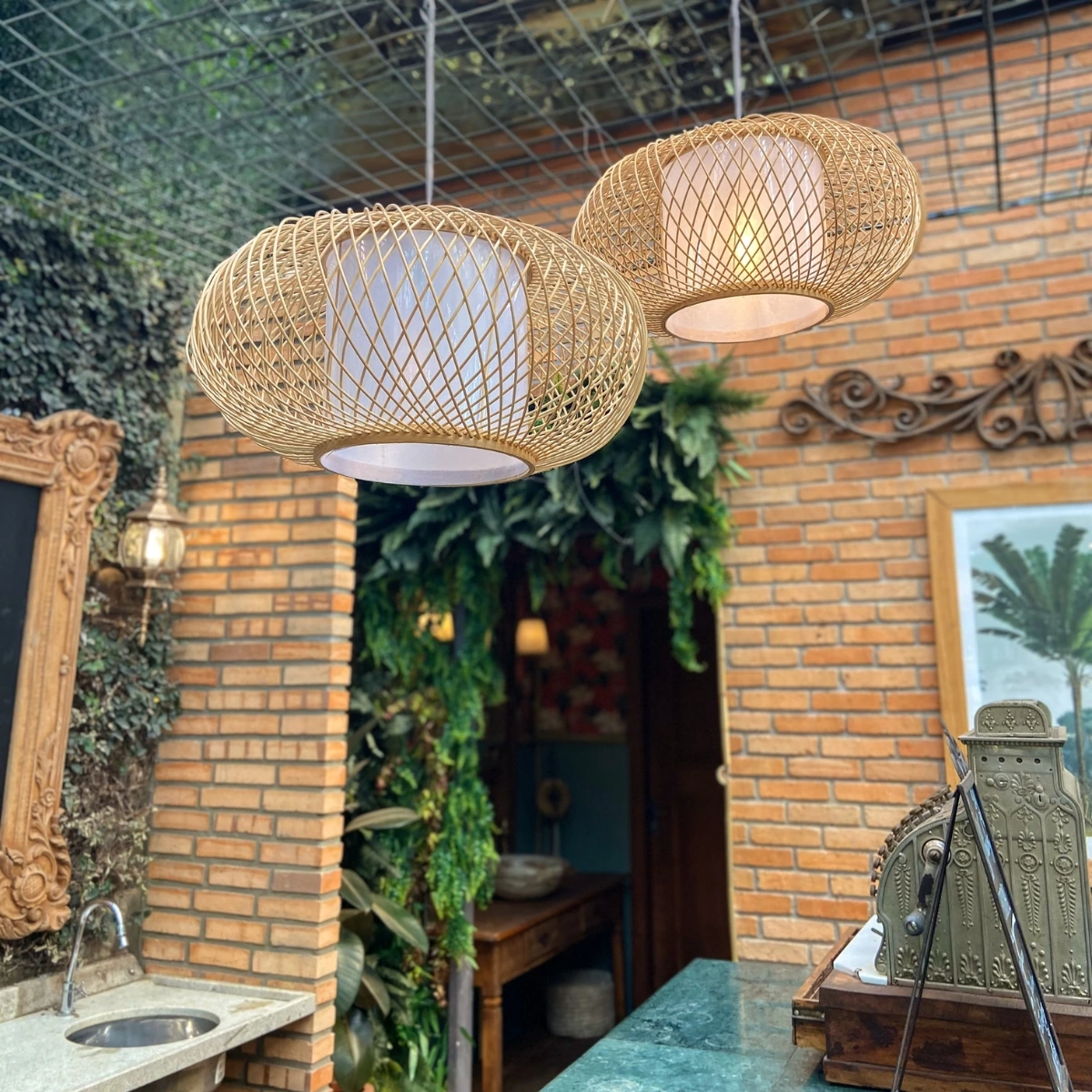 Luminárias de bambu em área gourmet