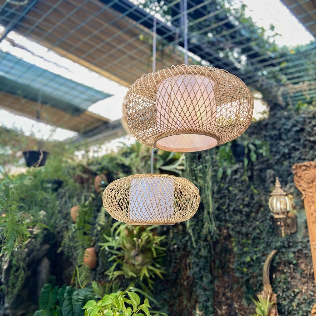 Luminárias de bambu em área verde